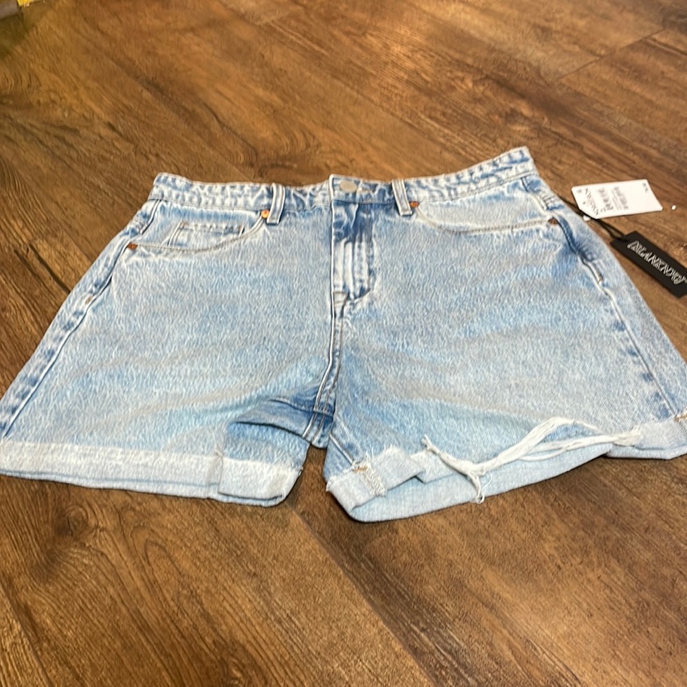 Blank NYC the Perry’s short Sz 28 inseam 5 inch  Mom Short NWT👖high rise
